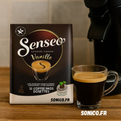 Mise en ambiance du paquet Senseo Vanille avec machine à café et tasse de café noir