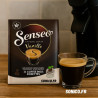 Mise en ambiance du paquet Senseo Vanille avec machine à café et tasse de café noir